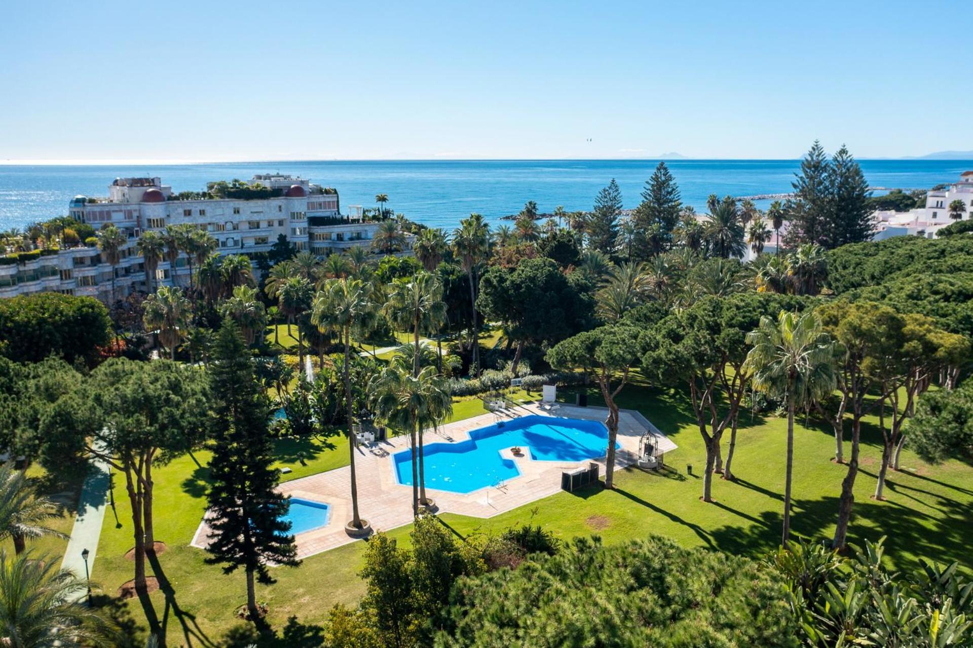 Modern 2 Bedroom Apartment, With Sea Views, In Playas Del Duque - Puerto Banus Appartement *
